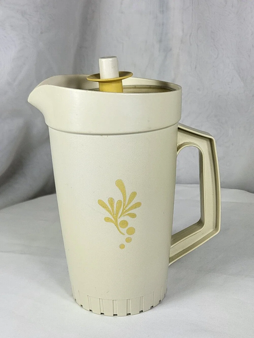 Tupperware #874-14 Almond Harvest Gold 1.5qt Pitcher With Push Button Lid